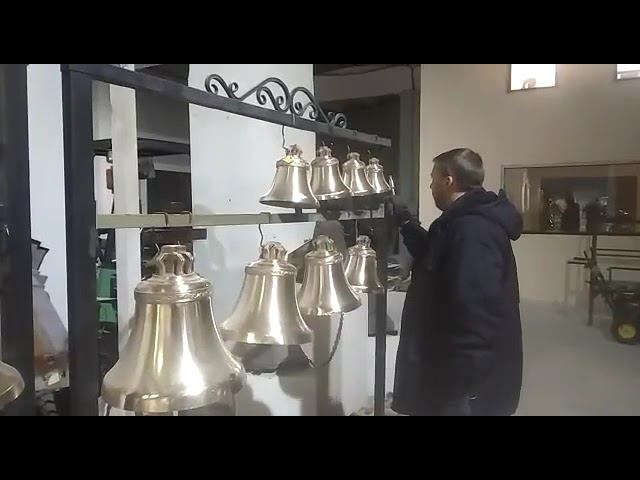 Специалист подбирает колокола на производстве